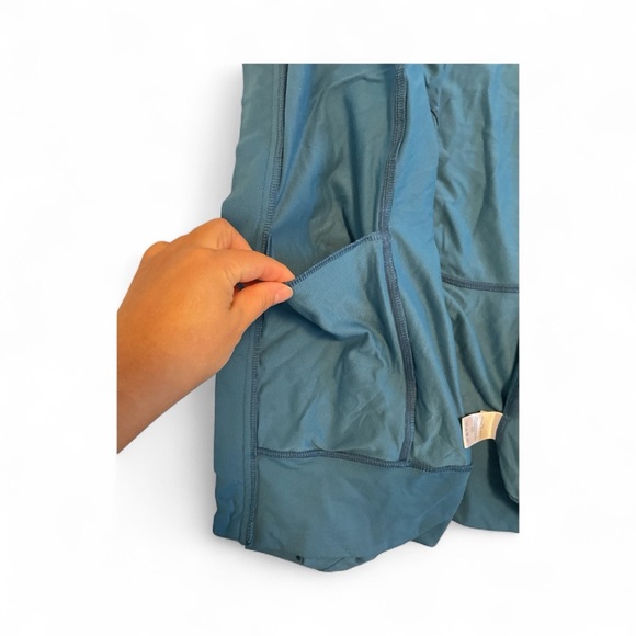 ALO zip Up size M - Picture 9 of 9